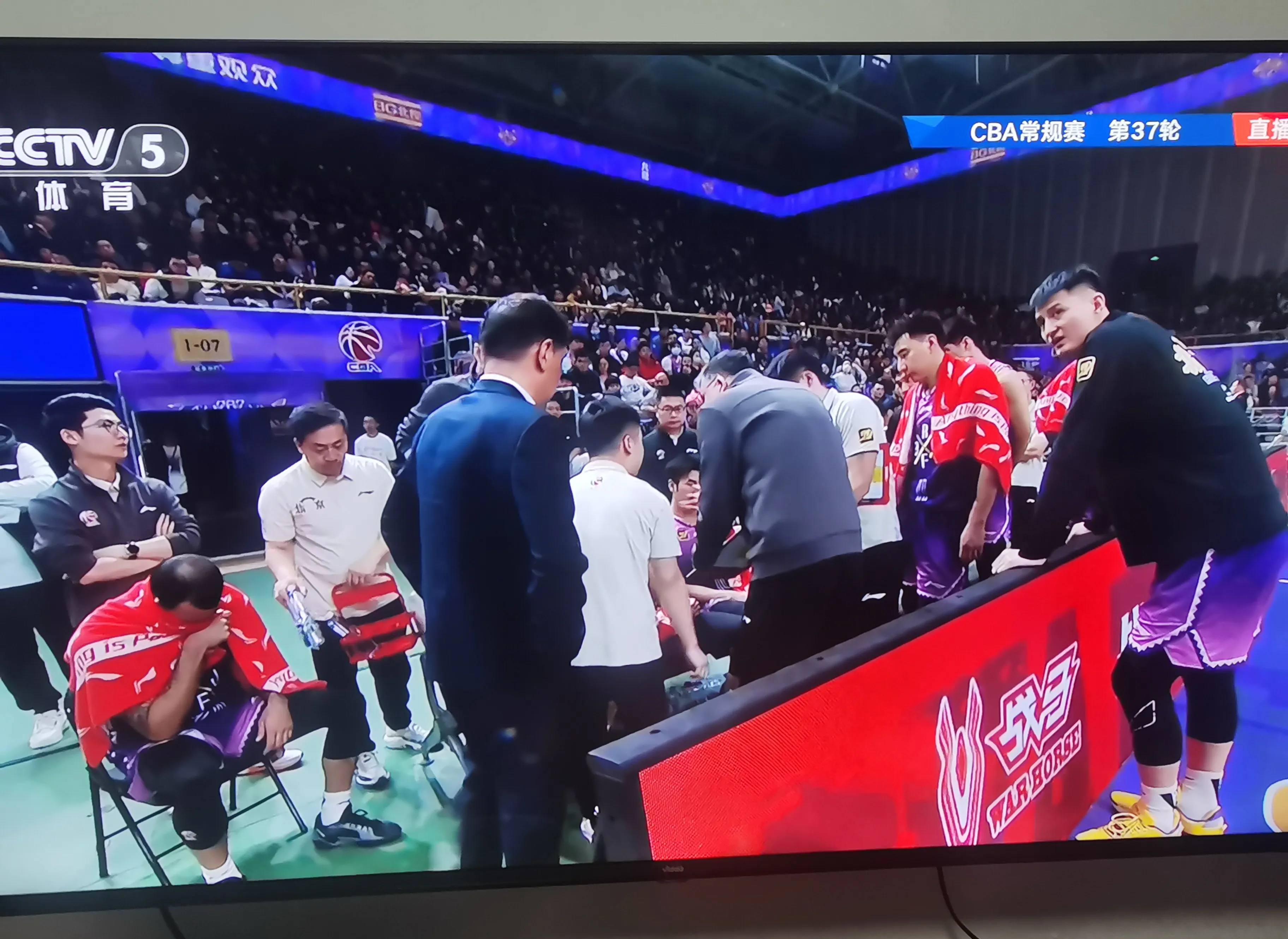 战术的较量：两位教练在场边互相博弈